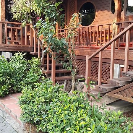 Ruean Mai Chai Khlong Amphava Kültér fotó
