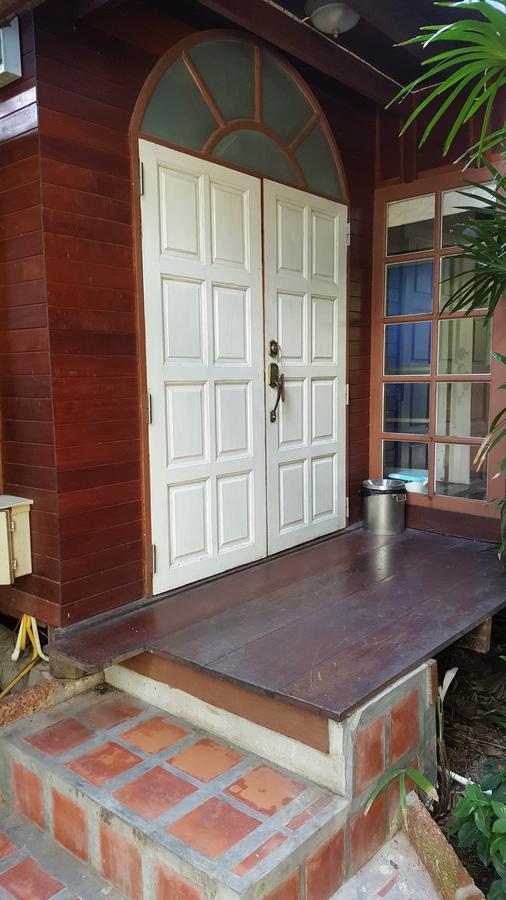 Ruean Mai Chai Khlong Amphava Kültér fotó