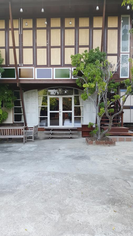 Ruean Mai Chai Khlong Amphava Kültér fotó