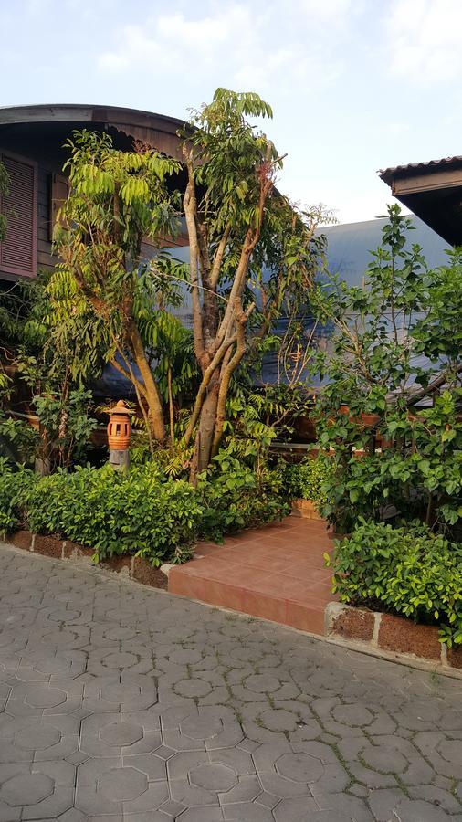 Ruean Mai Chai Khlong Amphava Kültér fotó