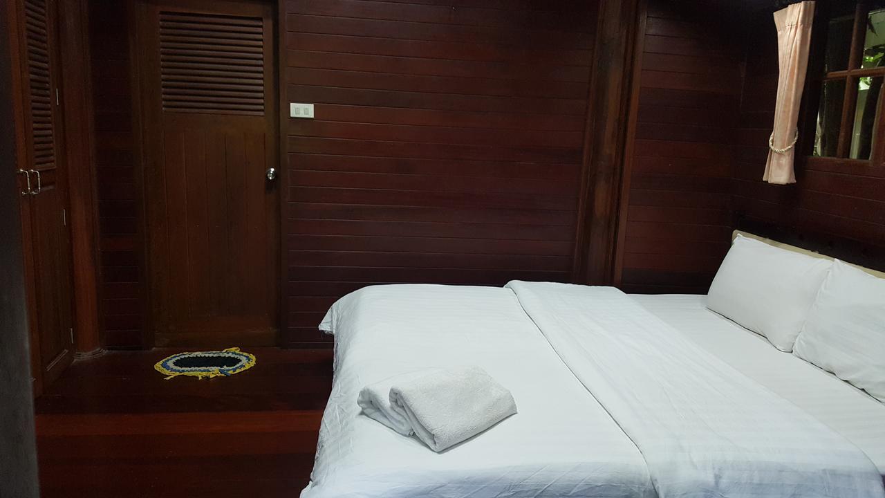 Ruean Mai Chai Khlong Amphava Kültér fotó