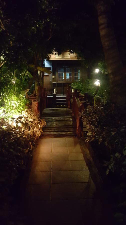 Ruean Mai Chai Khlong Amphava Kültér fotó