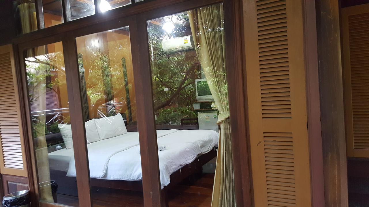 Ruean Mai Chai Khlong Amphava Kültér fotó