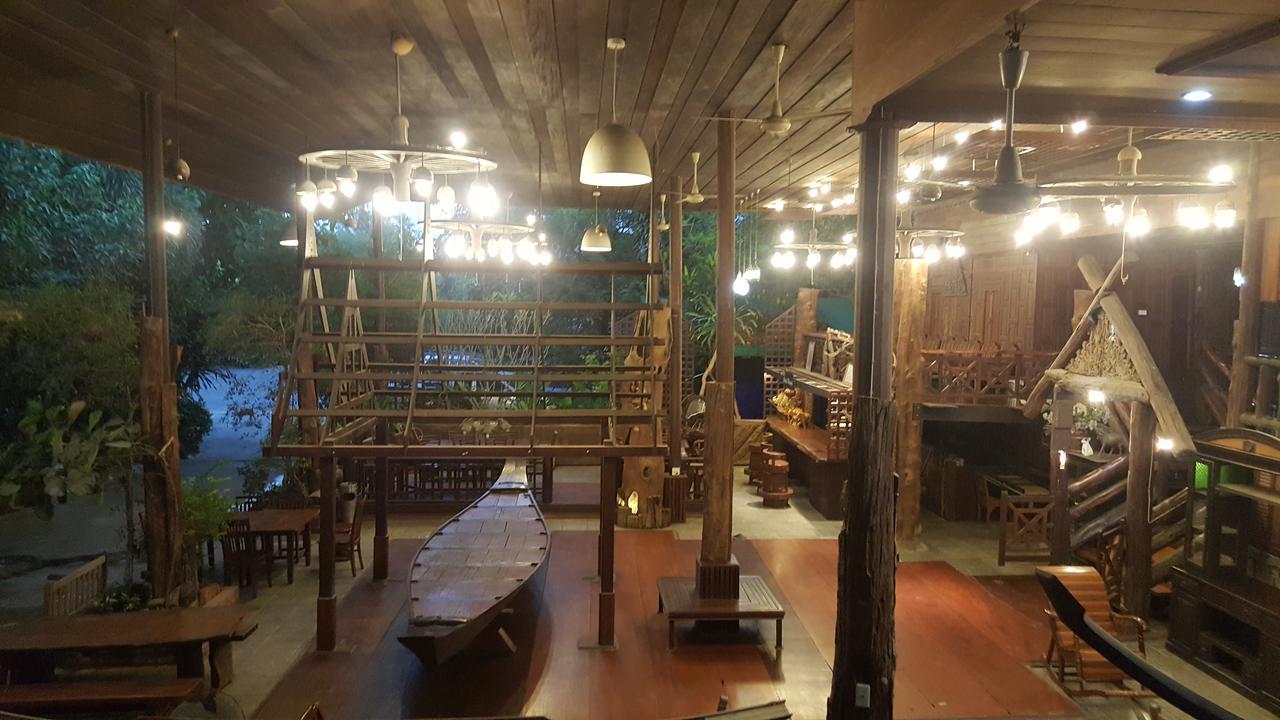 Ruean Mai Chai Khlong Amphava Kültér fotó