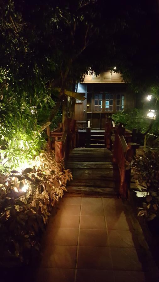 Ruean Mai Chai Khlong Amphava Kültér fotó