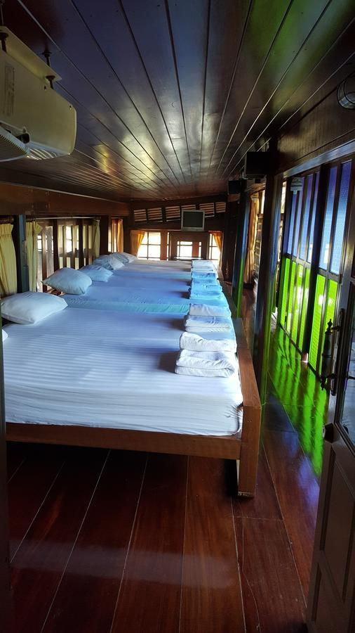 Ruean Mai Chai Khlong Amphava Kültér fotó